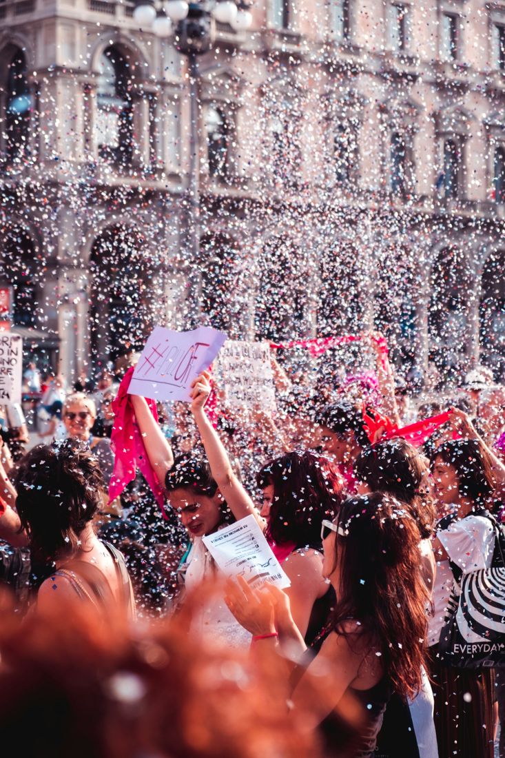 Femmes sous une pluie de confettis lors d’un rassemblement