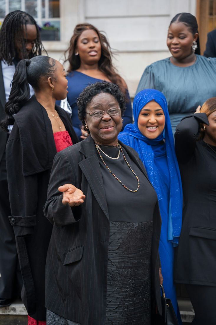 Un groupe de femmes devant un bâtiment, souriantes